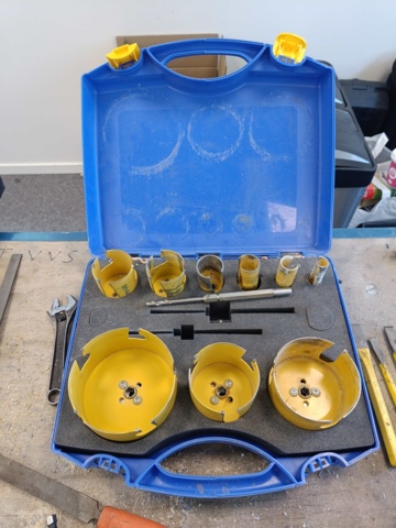 889271-3 Work table with vise and hand tools