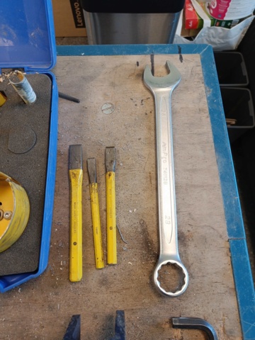 889271-4 Work table with vise and hand tools