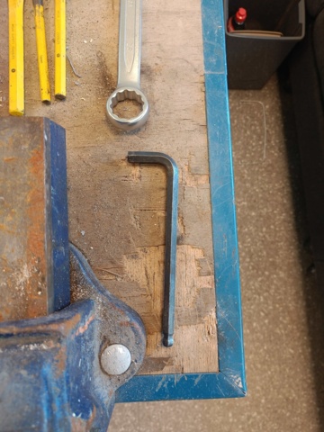 889271-5 Work table with vise and hand tools