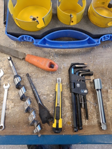 889271-6 Work table with vise and hand tools