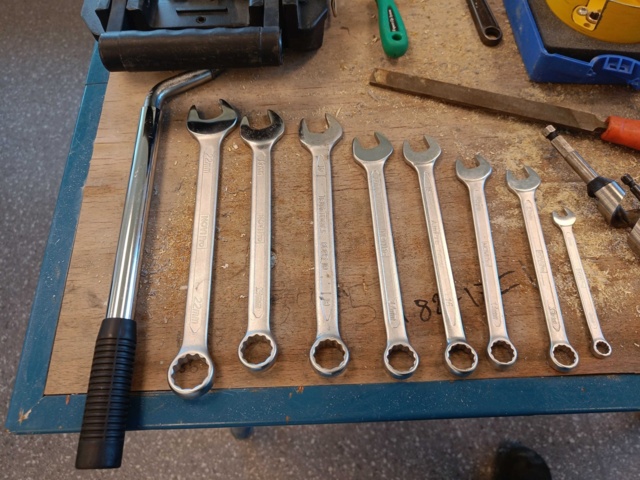 889271-7 Work table with vise and hand tools