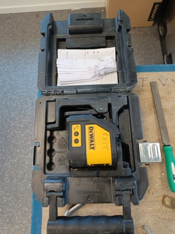 889271-8 Work table with vise and hand tools