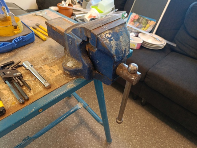 889271-10 Work table with vise and hand tools