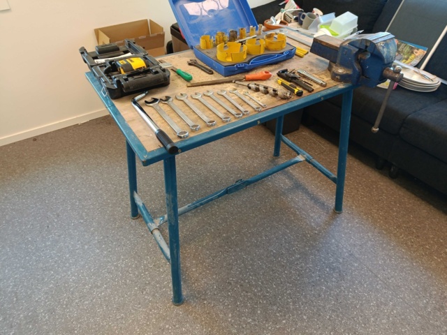 889271-11 Work table with vise and hand tools