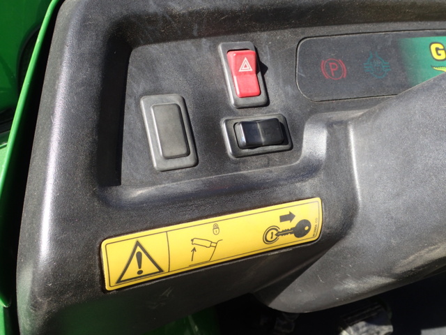 861848-68 John Deere Gator 4x2 2004