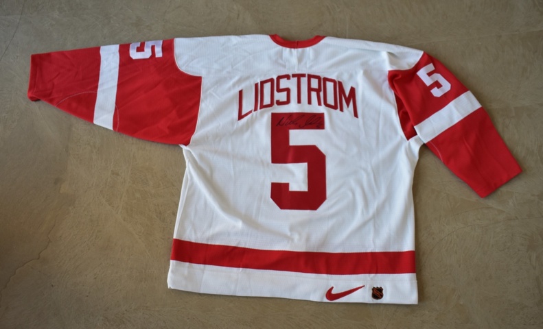 930351-3 Niklas Lidström's signed ALL-star jersey from 1999