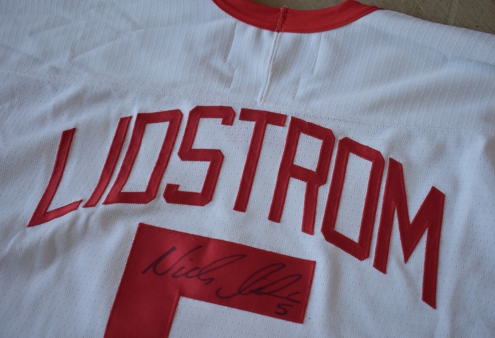 930351-2 Niklas Lidström's signed ALL-star jersey from 1999