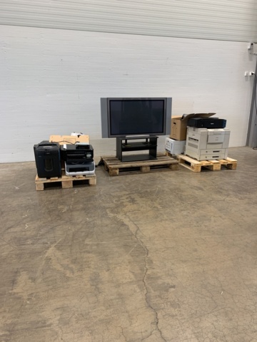 929946-2 Sortiment med diverse elektronik