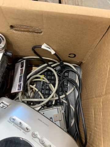 929946-9 Sortiment med diverse elektronik