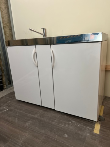 930522-1 Kitchen bench with sink cupboard and fridge-freezer