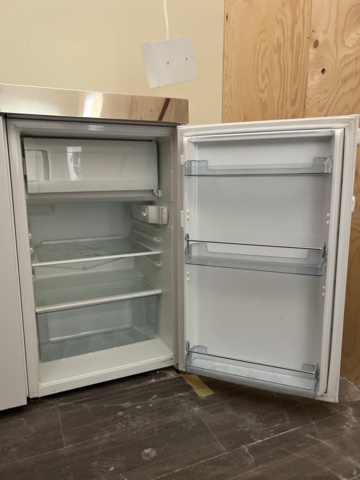 930522-2 Kitchen bench with sink cupboard and fridge-freezer