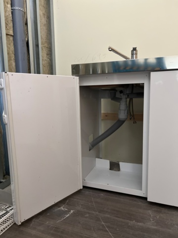 930522-3 Kitchen bench with sink cupboard and fridge-freezer