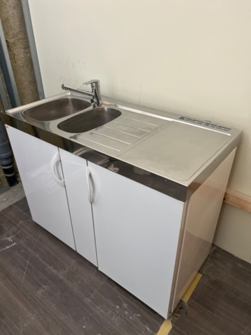 930522-4 Kitchen bench with sink cupboard and fridge-freezer