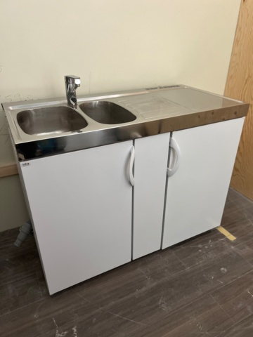 930522-5 Kitchen bench with sink cupboard and fridge-freezer