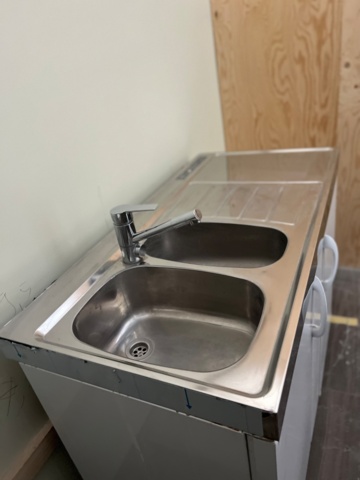 930522-6 Kitchen bench with sink cupboard and fridge-freezer