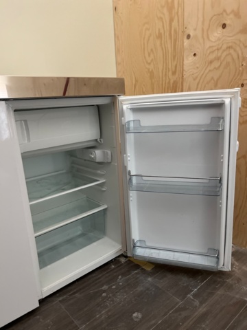 930522-7 Kitchen bench with sink cupboard and fridge-freezer