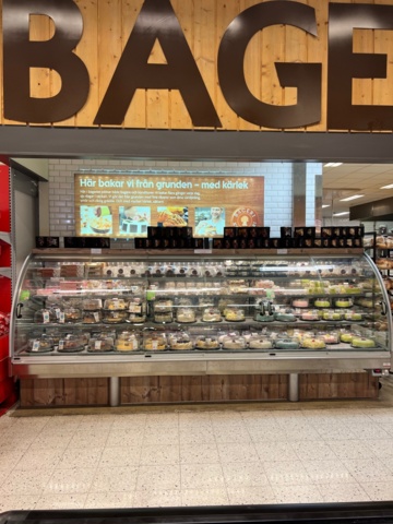 930524-2 Bakery display