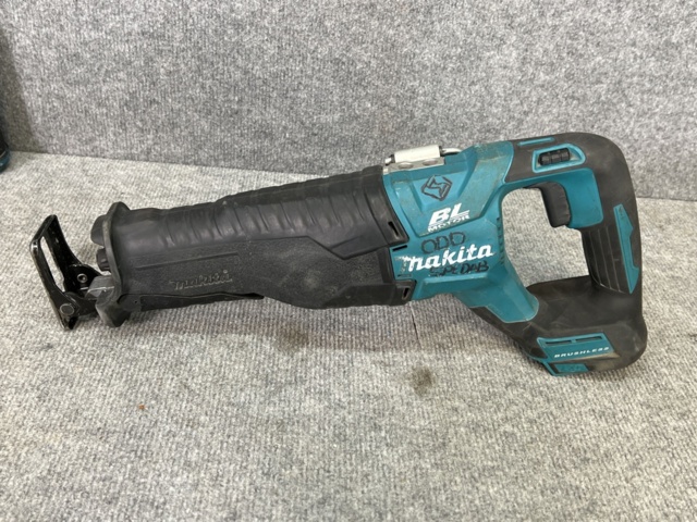 922737-11 Tool kit with various Makita tools