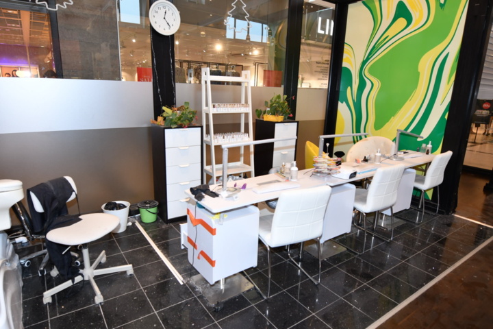 932787-8 Complete beauty salon