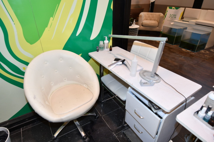 932787-9 Complete beauty salon