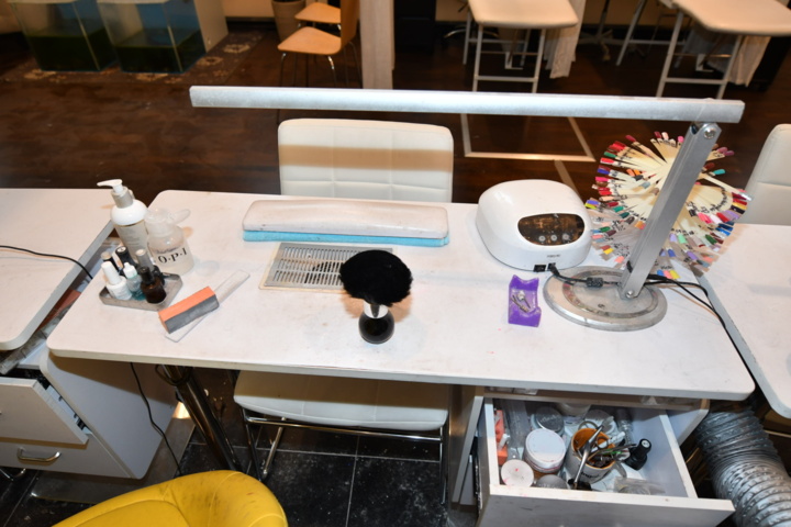 932787-10 Complete beauty salon