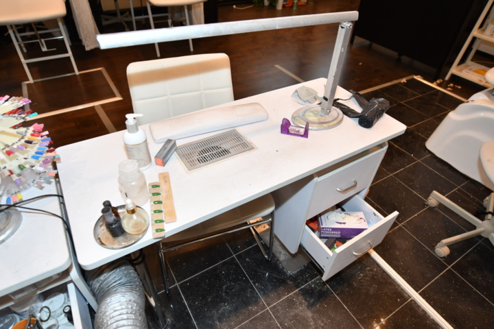 932787-11 Complete beauty salon