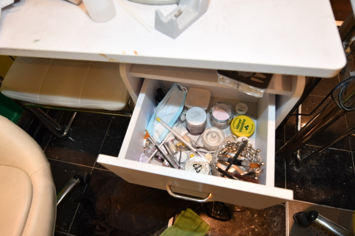 932787-12 Complete beauty salon