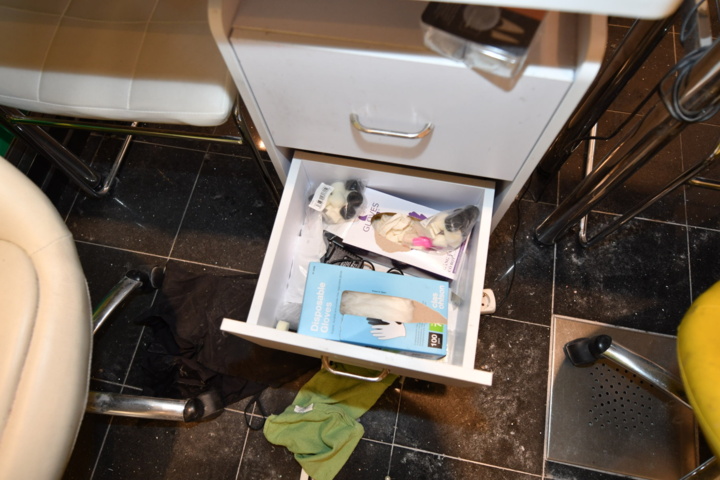 932787-13 Complete beauty salon