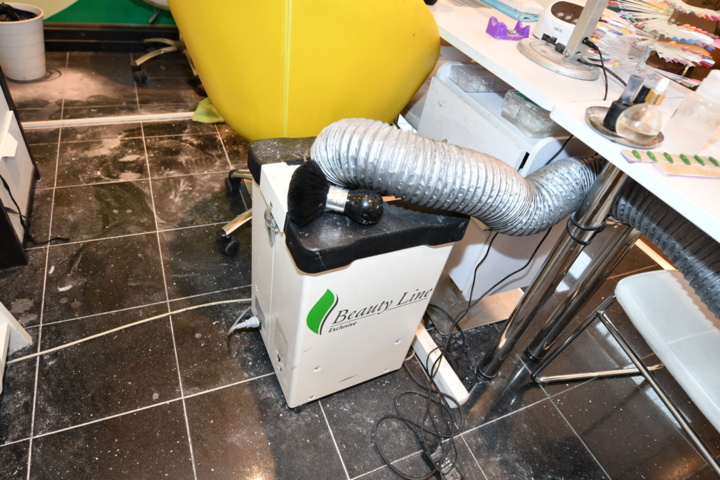 932787-18 Complete beauty salon