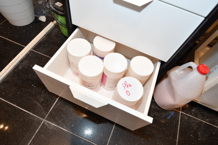 932787-24 Complete beauty salon