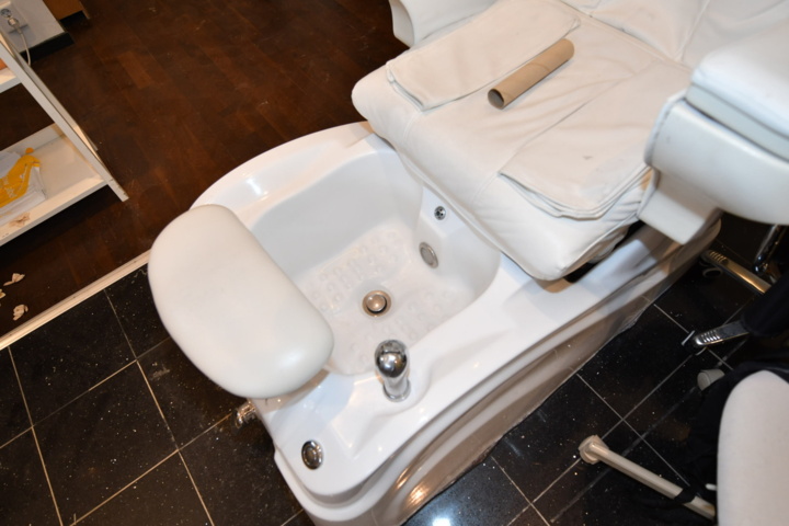 932787-26 Complete beauty salon