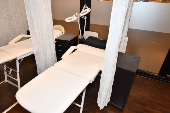 932787-33 Complete beauty salon