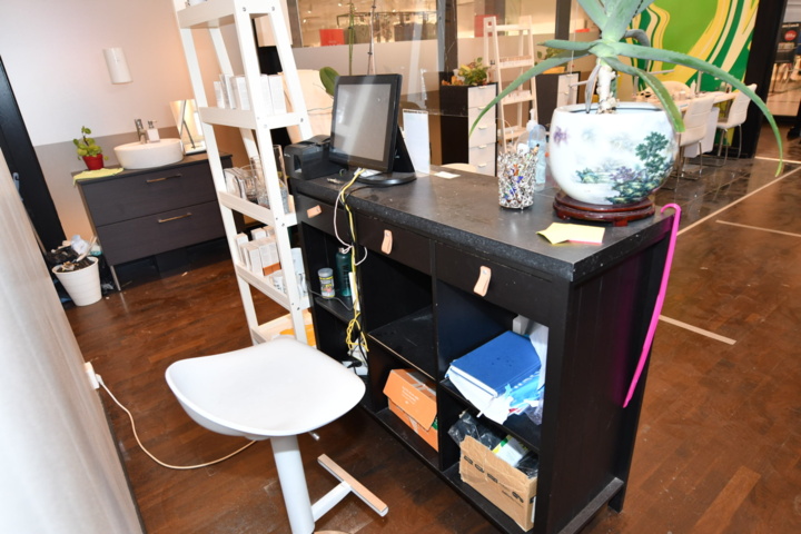 932787-45 Complete beauty salon