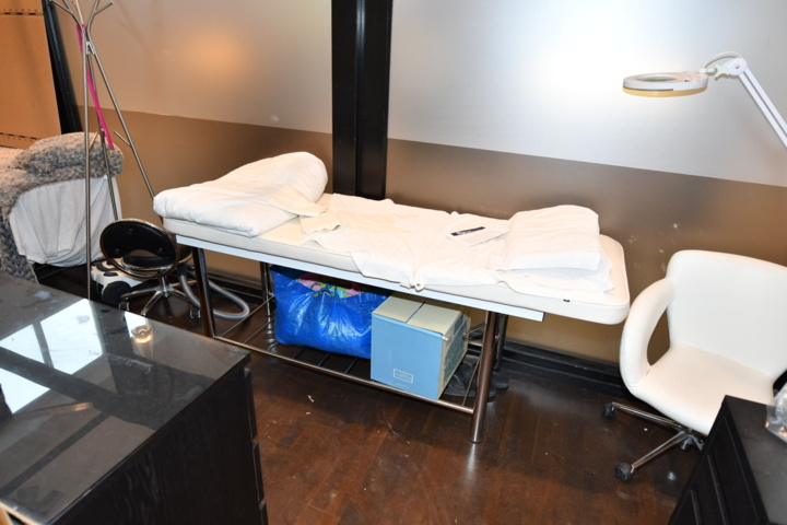 932787-54 Complete beauty salon