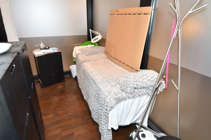 932787-55 Complete beauty salon