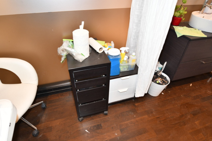 932787-57 Complete beauty salon