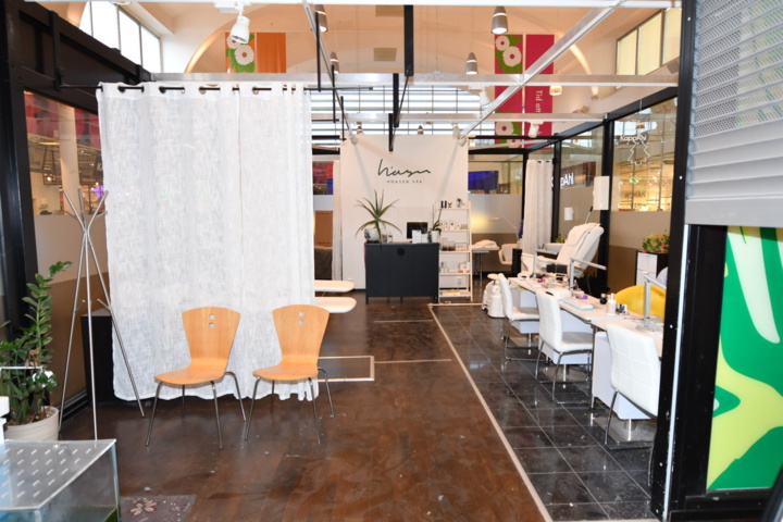 932787-63 Complete beauty salon