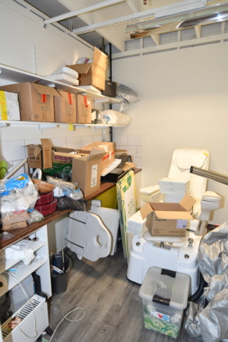 932787-64 Complete beauty salon