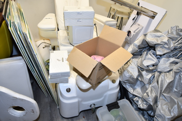 932787-69 Complete beauty salon