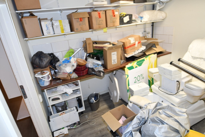 932787-77 Complete beauty salon