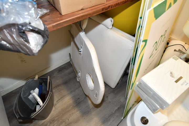 932787-78 Complete beauty salon