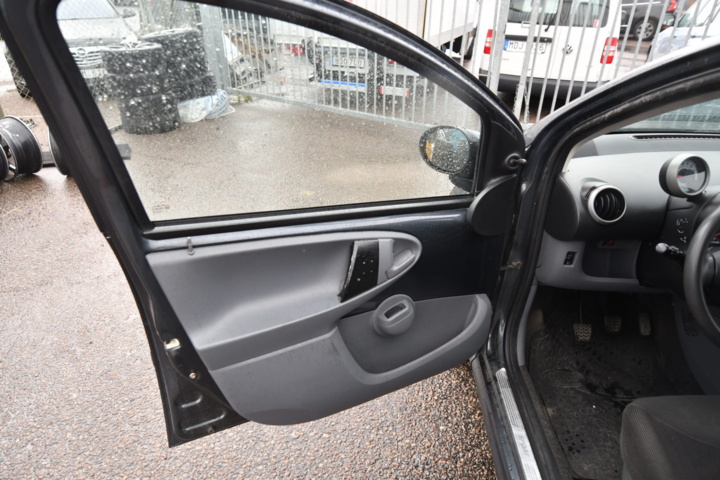 932846-9 Peugeot 107 5-door 1.0 - 2007