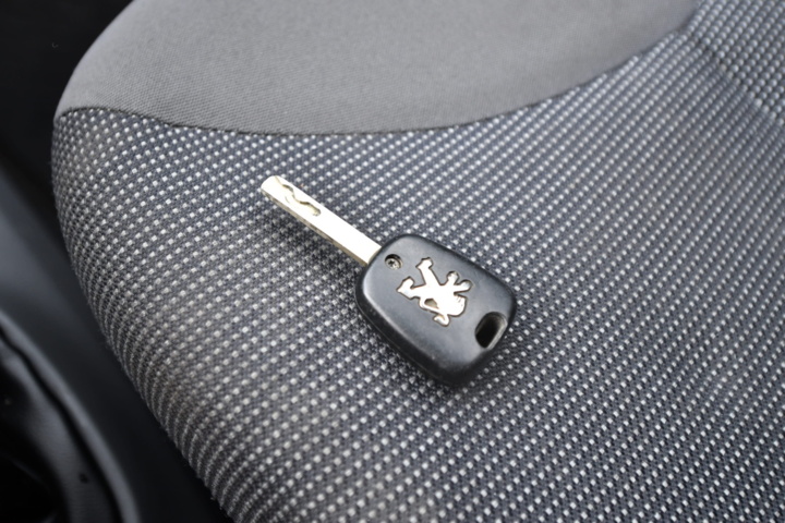 932846-15 Peugeot 107 5-door 1.0 - 2007