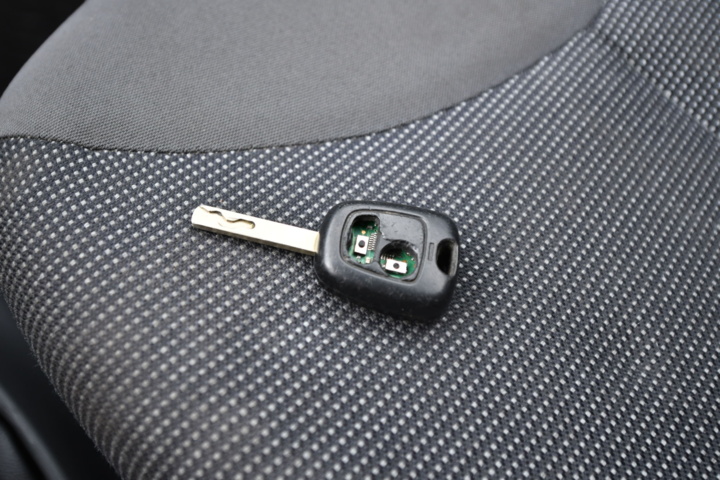 932846-16 Peugeot 107 5-door 1.0 - 2007