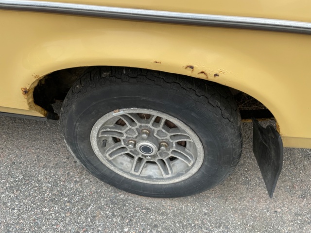 906888-25 Ford Capri 2.3 V6 Ghia Automatic, 108hp, 1975 (complete repair item, only 5,304 miles)