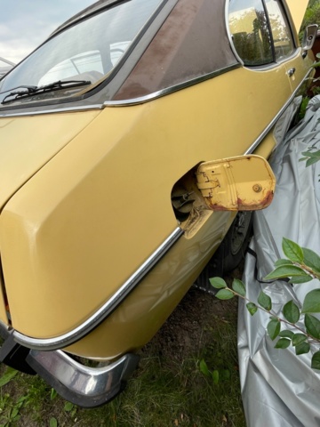 906888-29 Ford Capri 2.3 V6 Ghia Automatic, 108hp, 1975 (complete repair item, only 5,304 miles)