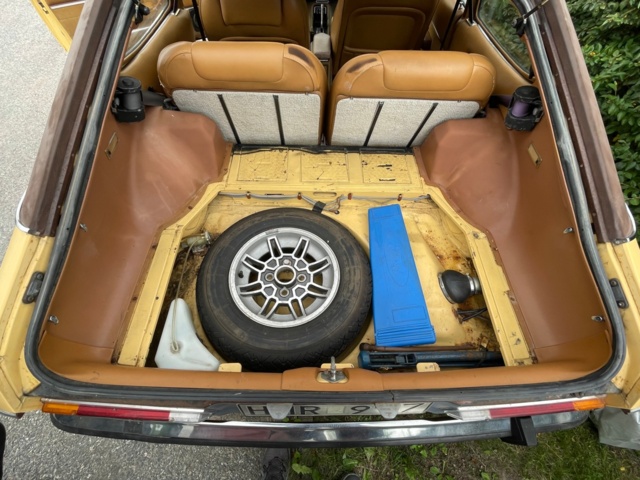 906888-21 Ford Capri 2.3 V6 Ghia Automatic, 108hp, 1975 (complete repair item, only 5,304 miles)