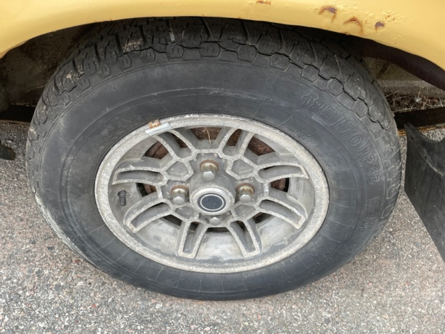 906888-30 Ford Capri 2.3 V6 Ghia Automatic, 108hp, 1975 (complete repair item, only 5,304 miles)