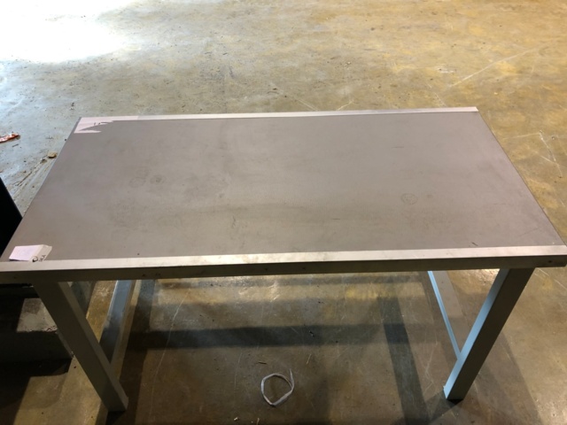 934667-2 Metallinen verstaspöytä