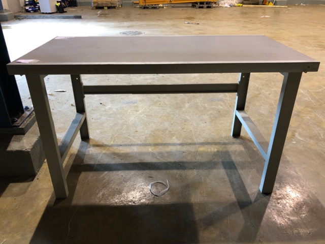 934667-1 Metallinen verstaspöytä